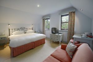 bedroomslow7.jpg